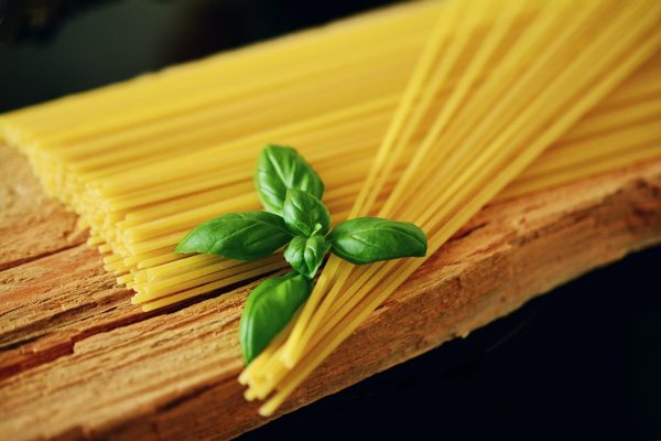 Ein Teller Spaghetti auf einem gedeckten Tisch – Italienisch lernen leicht gemacht mit Ich-Nix-Verstehen.de. Das Wort Spaghetti heißt auf Italienisch ebenfalls Spaghetti.